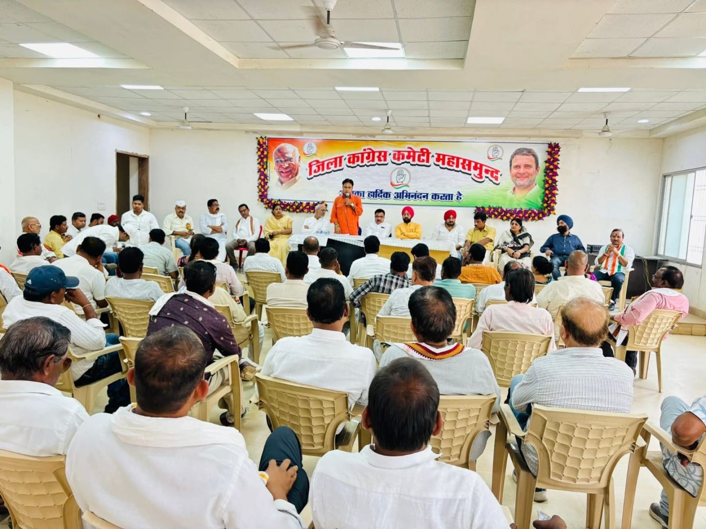 महासमुंद में कांग्रेस की अहम बैठक: बूथ गठन और विधानसभा घेराव को लेकर बनी रणनीति