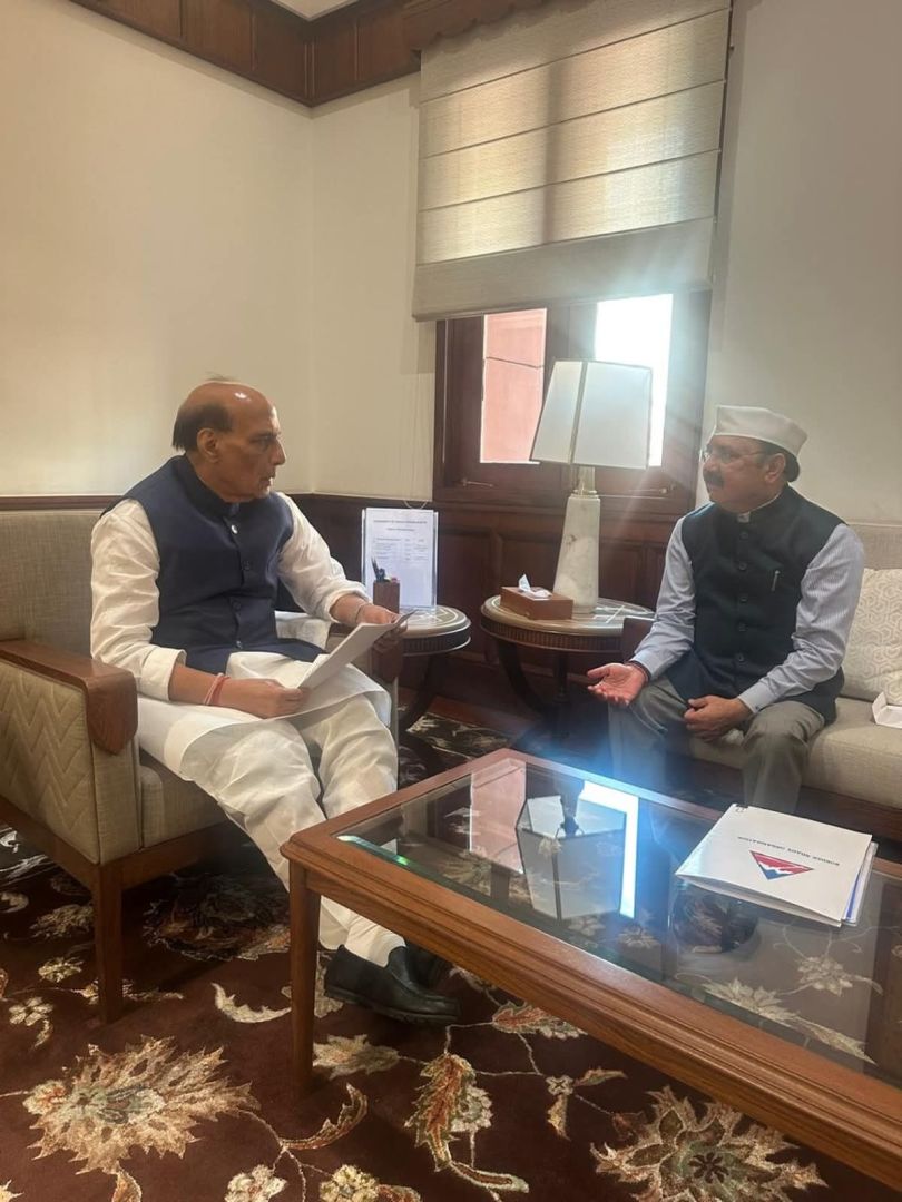 सांसद किशोरी लाल शर्मा ने रक्षा मंत्री से मुलाकात कर अमेठी ARO व स्कूल फीस असमानता के मुद्दे उठाए