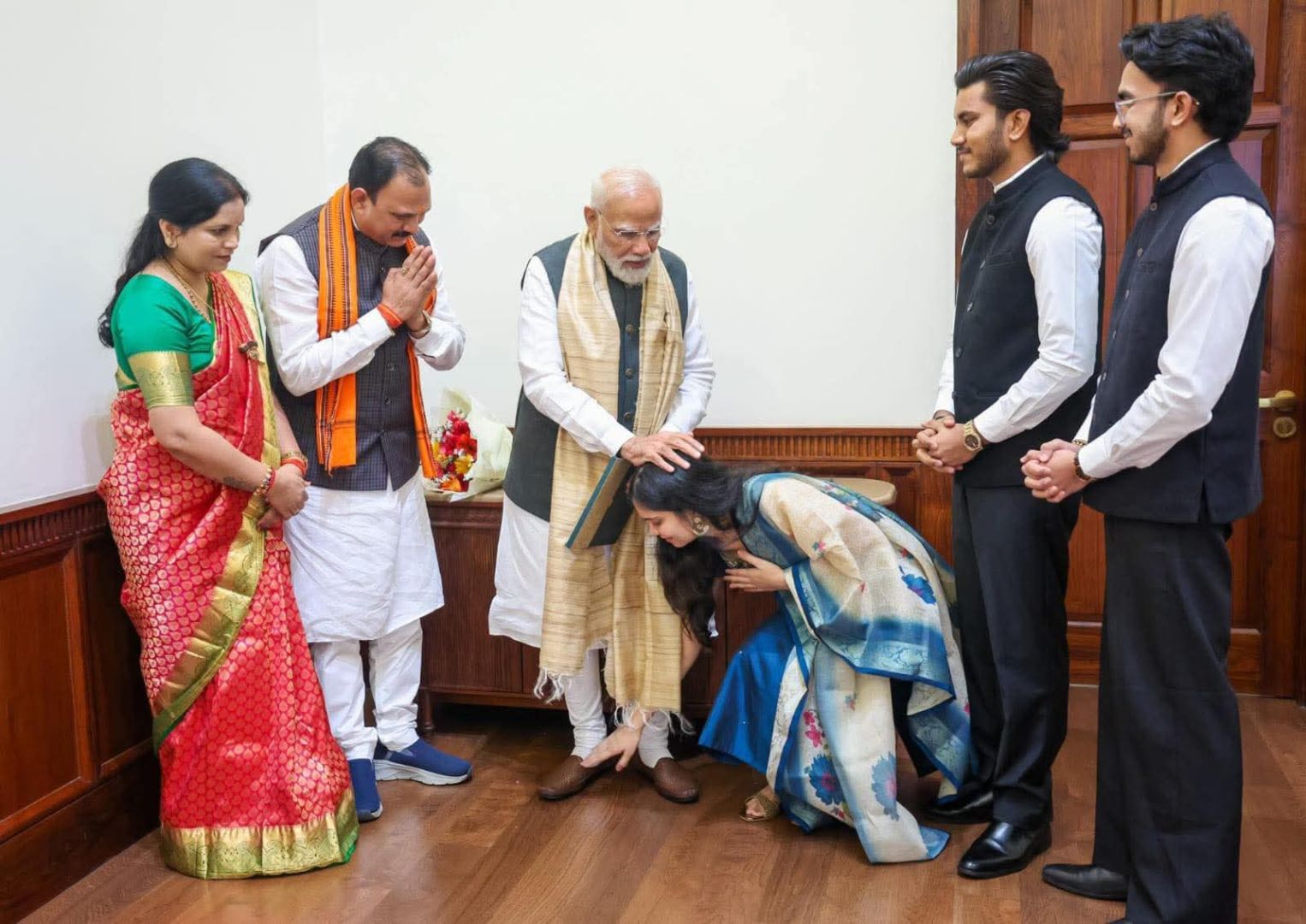 प्रधानमंत्री नरेंद्र मोदी से श्याम बिहारी जायसवाल की पारिवारिक भेंट, बेटी के विवाह का दिया निमंत्रण