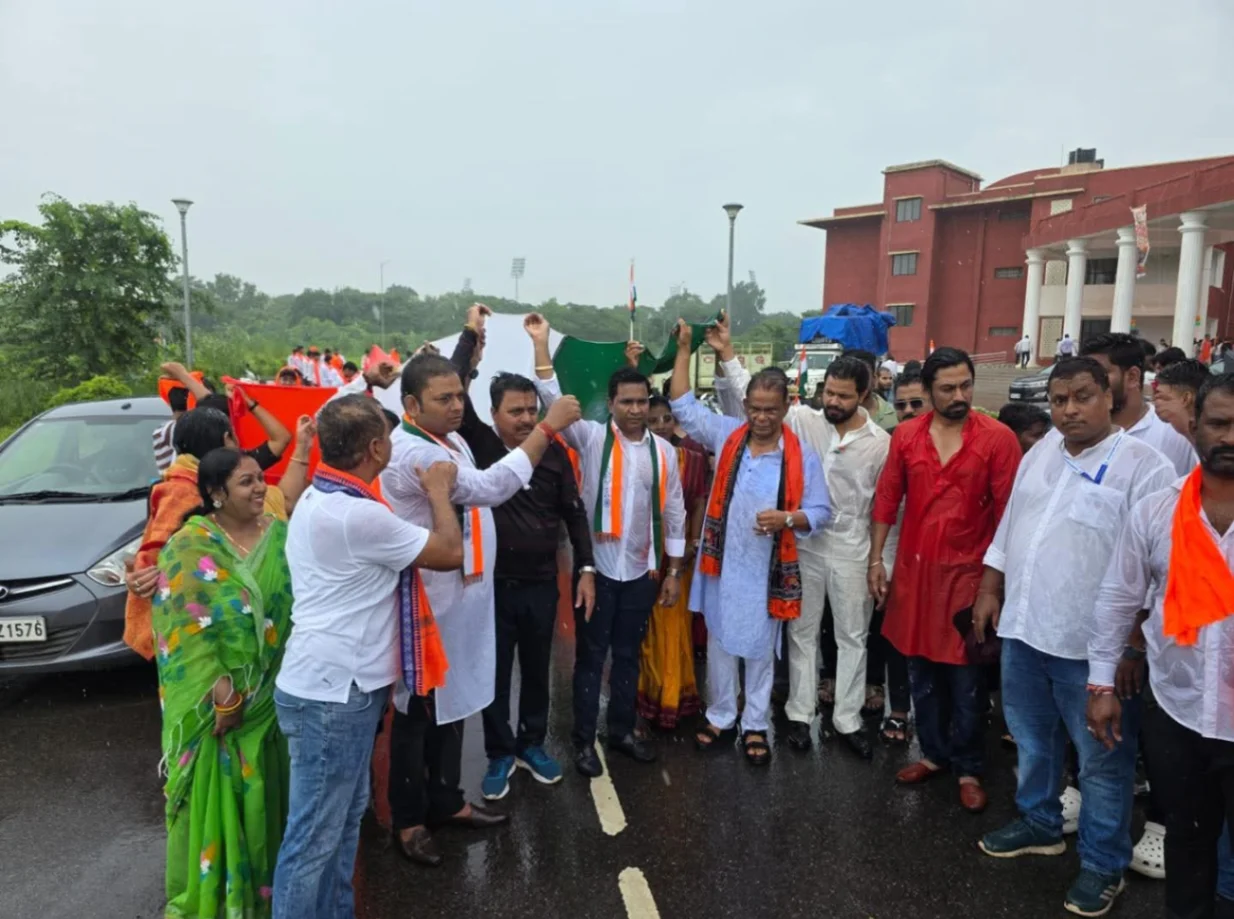 कटक में सांसद दिलीप रे ने निकाली तिरंगा यात्रा, दिया राष्ट्र एकता का संदेश