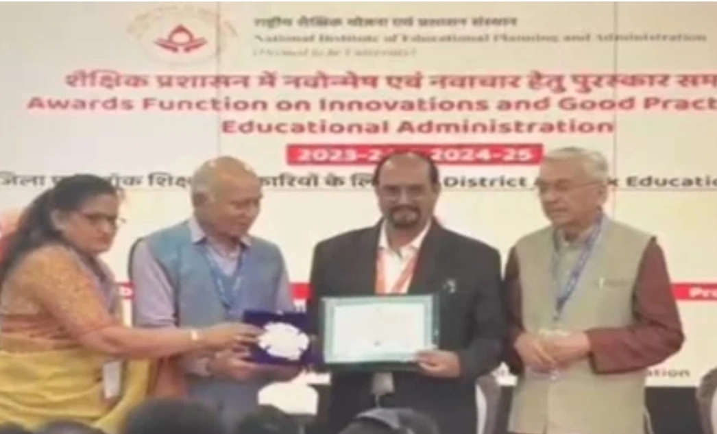 बस्तर के शिक्षा अधिकारी अखिलेश मिश्रा को राष्ट्रीय पुरस्कार, दिल्ली में नवाचार और नेतृत्व के लिए हुआ सम्मान
