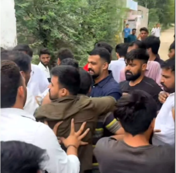 सरकारी स्कूल की जांच करने पहुंचे कार्यकर्ताओं का विरोध, ग्रामीणों ने गांव से बाहर खदेड़ा