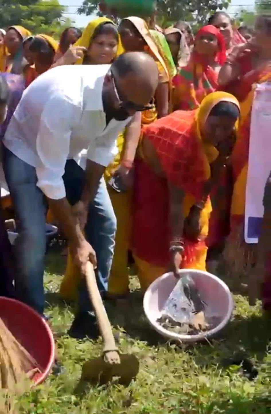 धरसींवा के ग्राम कुकेरा में भाजपा का स्वच्छता अभियान, सांसद बृजमोहन अग्रवाल समेत कार्यकर्ता हुए शामिल
