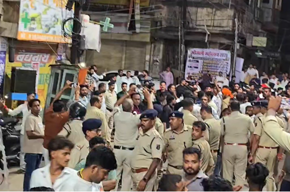 सोशल मीडिया पोस्ट से भड़का विवाद, दो पक्षों में पथराव; 50 से ज्यादा घायल, धारा 144 लागू