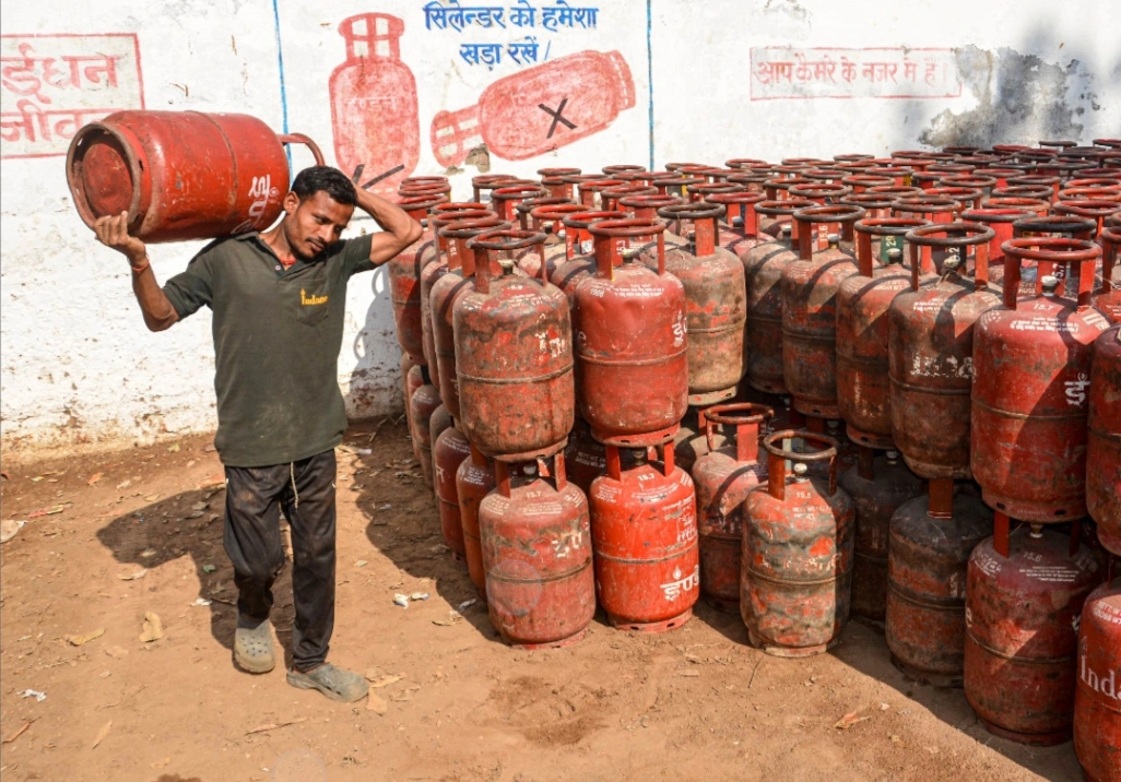 1 अगस्त से बदल जाएंगे कई नियम! सस्ता हो सकता है LPG सिलेंडर, लोन की EMI पर भी आएगा बड़ा फैसला