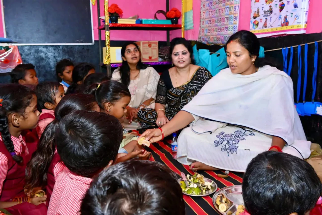 मंत्री लक्ष्मी राजवाड़े के साथ डॉ. ममता साहू ने किया आंगनबाड़ी केंद्र का निरीक्षण