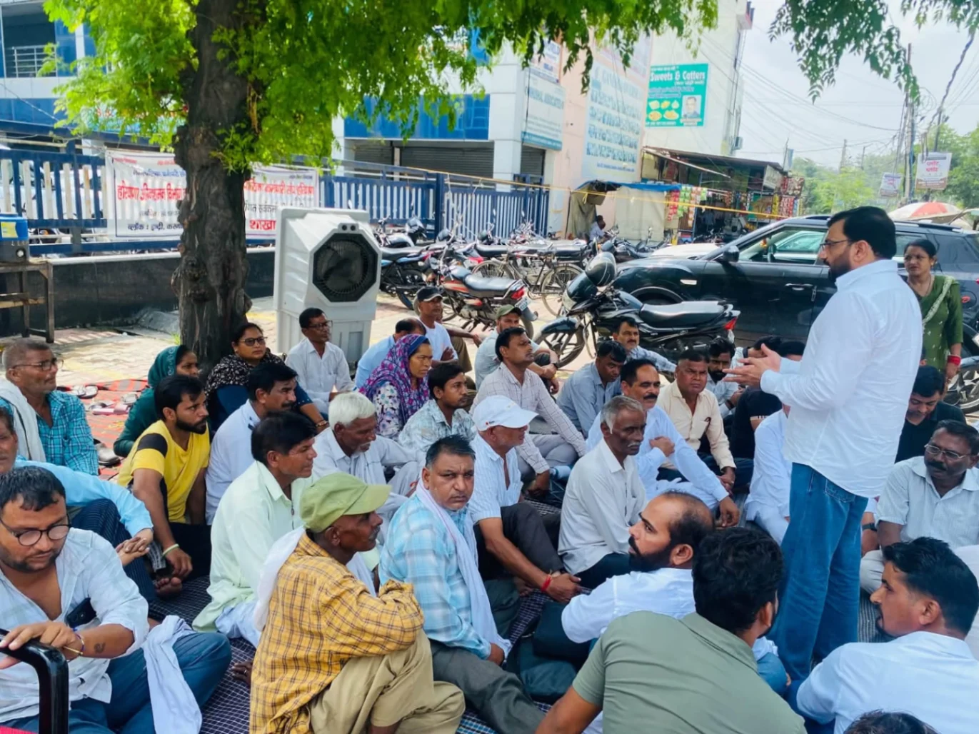 सफाई एवं अग्निशमन कर्मचारियों के धरने को डॉ. सुनील पंवार ने दिया समर्थन, मांगों पर शीघ्र समाधान की मांग