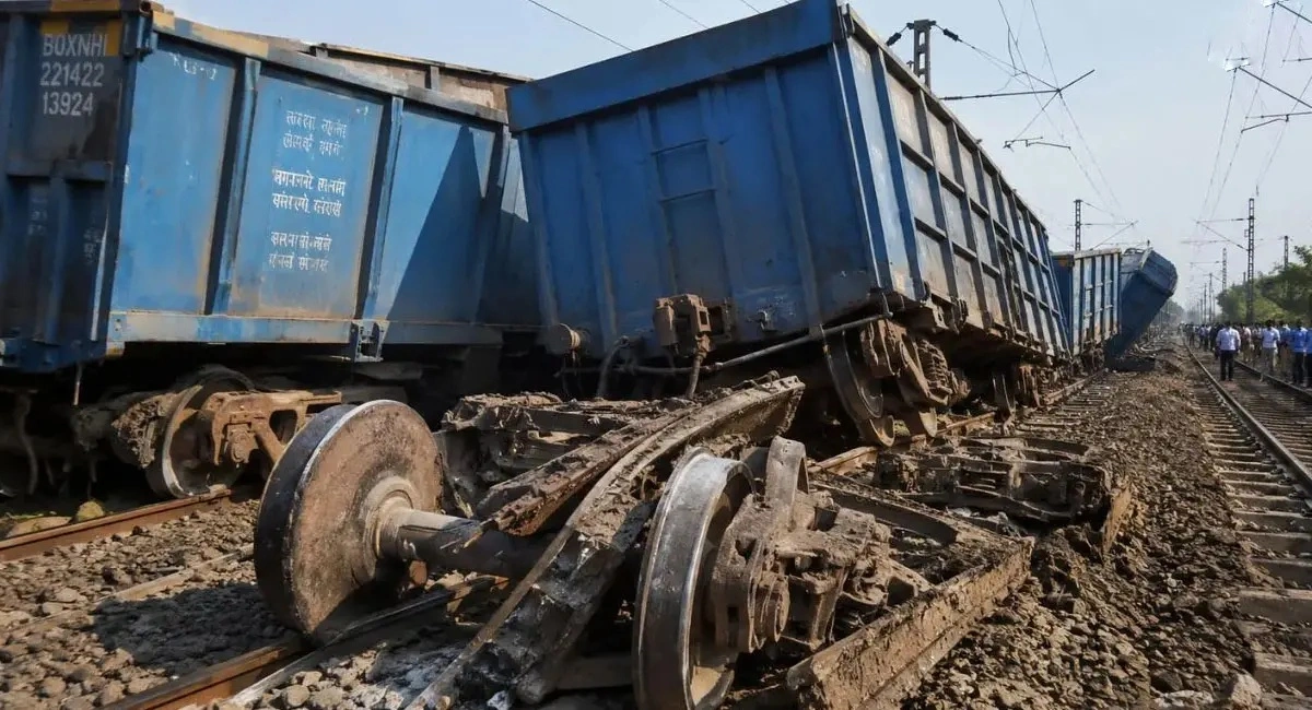 डिब्बे पटरी से उतरने से रेल यातायात प्रभावित, कई ट्रेनों के संचालन में बदलाव