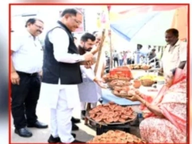 सड़क किनारे दीये बेच रही मीरा के पास अचानक पहुंचे CM साय, खरीदा ‘आशीर्वाद का दीया’, दिए ₹1,000